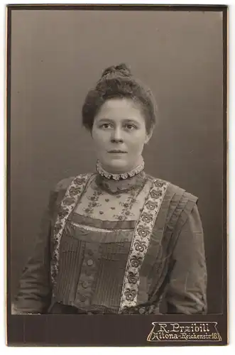 Fotografie R. Przibill, Altona, Reichenstr. 18, Frau im Kleid