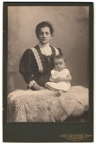 Fotografie E. W. Matthias, Seifhennersdorf, Mutter mit ihrem Baby