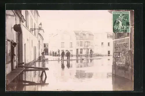 AK Meulan, Marktplatz mit Passanten im Regen