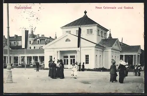 AK Franzensbad, Neue Colonnade und Gasbad mit Kurgästen