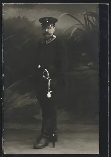 Foto-AK Uffz. in Uniform Ers. Batl. L. J. Rgt. 7 mit Säbel und Portepee