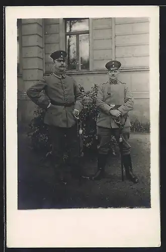 Foto-AK Soldat und Uffz. in Uniform Rgt. III 8 mit Säbel