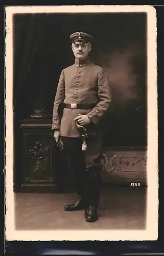 Foto-AK Uffz. Karl in Uniform mit Säbel und Portepee, 1915