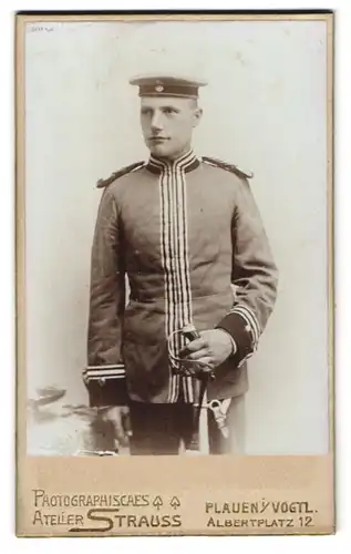 Fotografie Atelier Strauss, Plauen i. V., Karabinier in Uniform Schwere Reiter Regiment mit Epauletten und Säbel