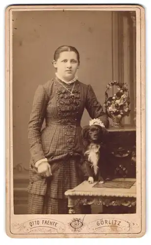 Fotografie Otto Daehte, Görlitz, junge Frau mit ihrem Hund auf dem Tisch