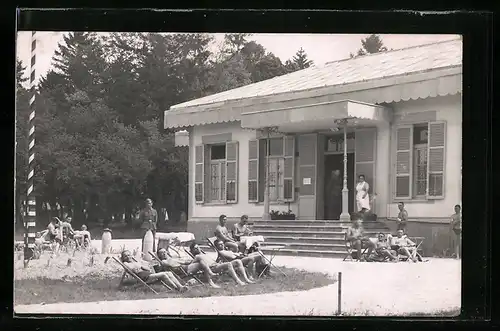 Foto-AK Bad Tatzmannsdorf, Badehaus und Besucher in Liegestühlen