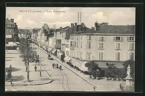 AK Roanne, Rue Nationale et Monument