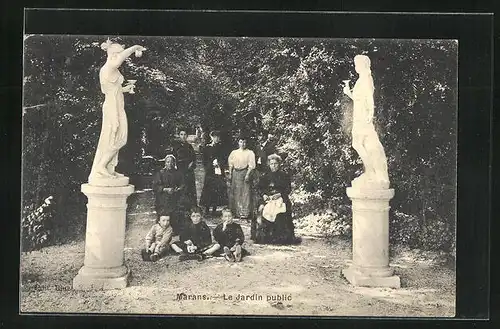 AK Marans, Le Jardin public, Figuren in Park