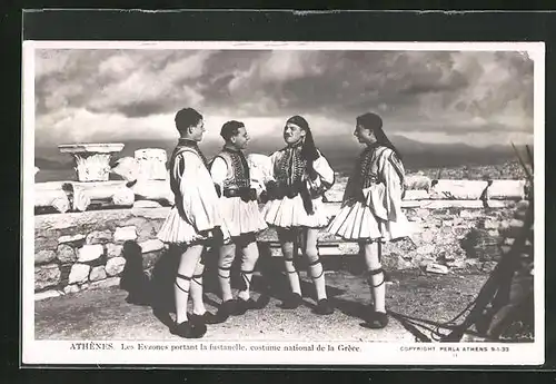 AK Athènes, Les Evzones portant la fustanelle, costume national de la Grèce, Soldaten im Männerrock