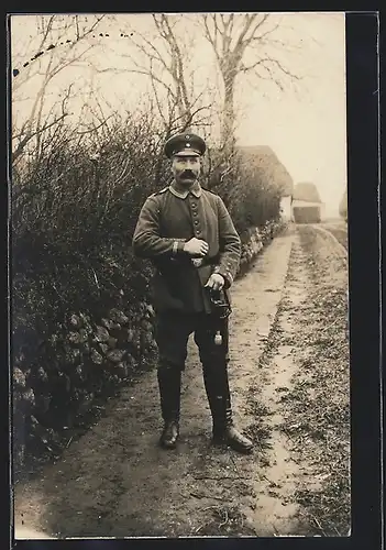 Foto-AK Uffz. Walter in Feldgrau Uniform mit Säbel samt Portepee