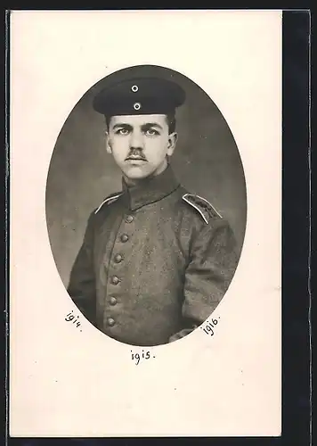 Foto-AK junger Soldat Bruno in Feldgrau Uniform Art. Rgt. 17