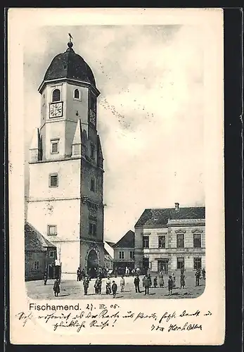 AK Fischamend, Passanten auf dem Hauptplatz am Stadtturm