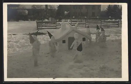 AK Zwerge und Haus, Schneeplastik