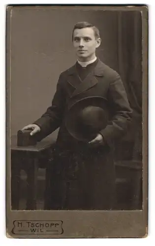 Fotografie H. Tschopp, Wil, Mattstrasse Ecke Untere Bahnhofstr. Portrait Pater Anton Rütsche von Bazenheid mit Hut