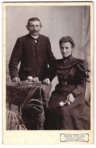 Fotografie Bruno Stelzer, Dresden-Löbtau, Reisewitzerstrasse 20, Portrait bürgerliches Paar mit Buch am Tisch