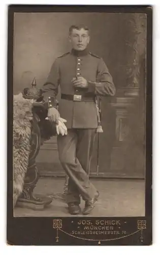 Fotografie Jos. Schick, München, Schleissheimerstr. 76, Portrait bayrischer Soldat, Pickelhaube auf dem Tisch