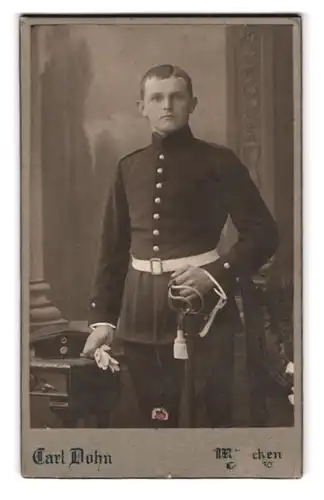 Fotografie Calr Dohn, München, Loristr. 30, Portrait bayrischer Soldat in Uniform mit Säbel und Krätzchen