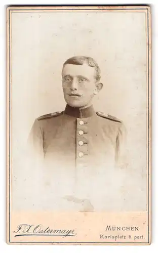 Fotografie F. X. Ostermayr, München, Karlsplatz 6, Portrait bayrischer Soldat in Uniform mit Schulterklappen