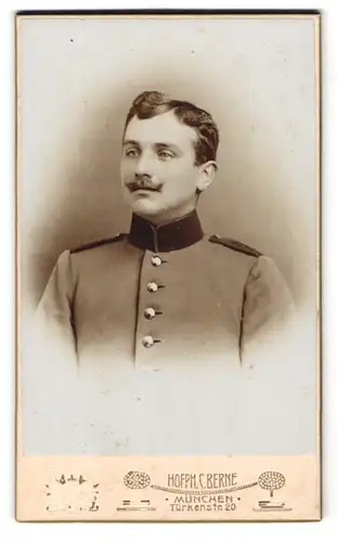 Fotografie Carl Berne, München, Türken-Str. 20, Portrait Soldat in Uniform mit Schulterklappen