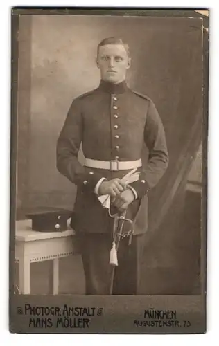 Fotografie Hans Möller, München, Augustenstr. 75, Portrait bayrischer Soldat in Uniform mit Säbel, Portepee, Krätzchen