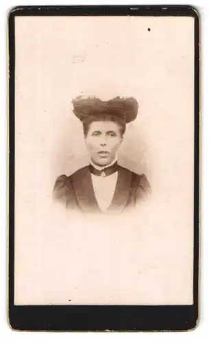 Fotografie unbekannter Fotograf und Ort, Portrait bürgerliche Dame mit Hut