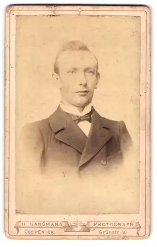 Fotografie H. Hansmann, Coepenick, Grünstrasse 30, Portrait junger Mann im Anzug mit Fliege