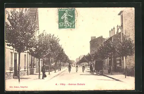 AK Vitry, Cyclistes dans Avenue Dubois