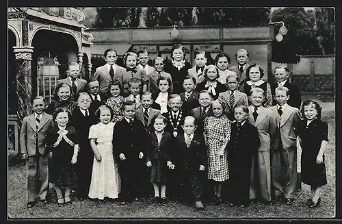 AK Berlin, Schaefer`s Märchenstadt Lilliput, Gruppenfoto der Liliputaner