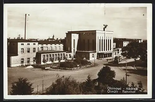 AK Olmütz /Olomouc, Bahnhof und Strassenbahn /Hlavni nádrazi