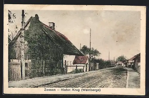 AK Zossen, Strassenpartie mit Histor. Krug