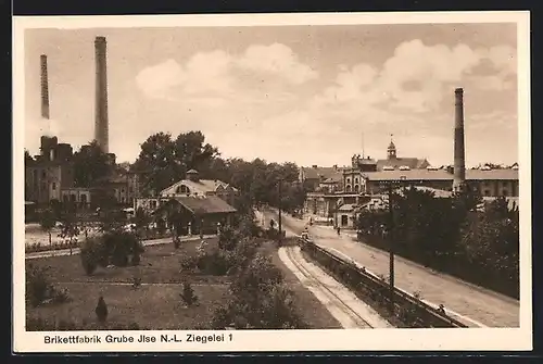 AK Grube Ilse /N.-L., Brikettfabrik, Ziegelei 1 mit Strasse aus der Vogelschau