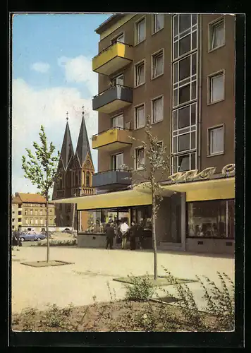 AK Frankfurt /Oder, Karl-Marx-Strasse mit Ladenfront und Kirche