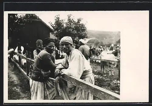 Foto-AK Jugoslawische Männer in Trachten an einem Zaun