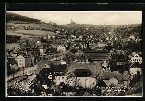 AK Oberschlema /Erzgebirge, Radiumbad, Ortsansicht mit Blick auf Schneeberg