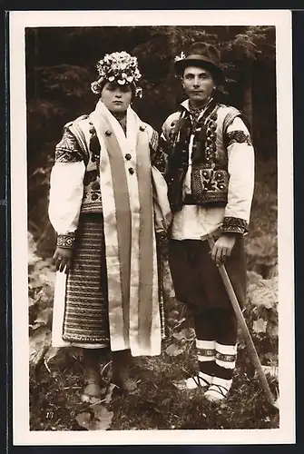 AK Junges ukrainisches Ehepaar in Trachtenkleidung