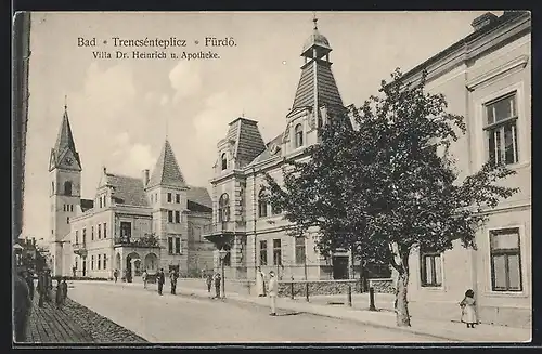 AK Bad Trencsénteplicz-fürdö, Villa Dr. Heinrich u. Apotheke