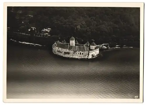 Fotografie Ansicht Veytaux / Waadt, Blick auf Schloss Chillon vom LZ 127 Graf Zeppelin