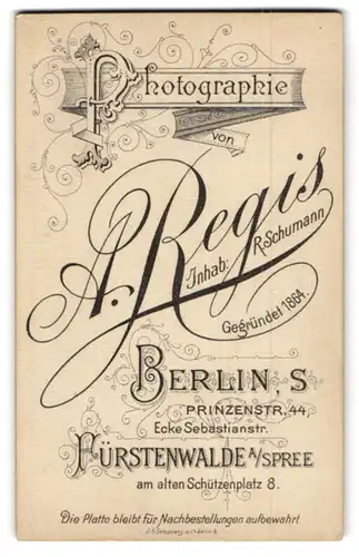 Fotografie A. Regis, Berlin, Prinzenstr. 44, Anschriften der Ateliers mit floraler Jugendstil Verzierung