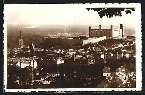 AK Bratislava, Schloss mit umliegenden Häusern