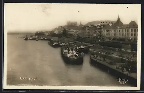 AK Bratislava, Ortsansicht am Wasser mit Dampfer