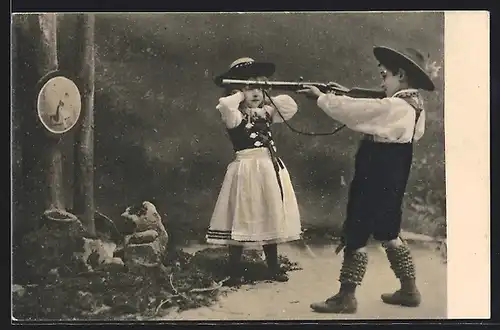 AK Mädchen und Junge mit Gewehr beim Schützenfest