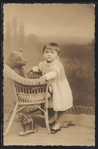 Foto-AK Kleines niedliches Mädchen spielt mit ihrem Teddy