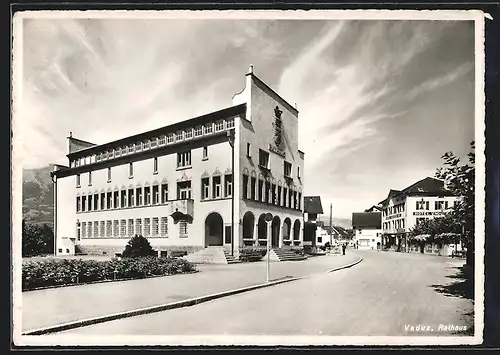 AK Vaduz, Strasse mit Rathaus