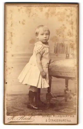 Fotografie H. Hack, Colmar, Stanislausstr. 8, Süsses blondes Mädchen mit kurzen Haaren und weissen Kleidchen