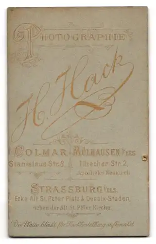 Fotografie H. Hack, Colmar, Stanislausstr. 8, Süsses blondes Mädchen mit kurzen Haaren und weissen Kleidchen