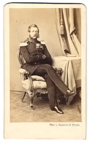 Fotografie L. Haase & Co., Berlin, Portrait Prinz Friedrich Wilhelm III. von Preussen in Uniform mit Ordenspange