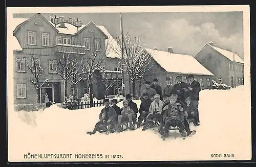 AK Hohegeiss /Harz, Strassenpartie mit Müllers Hotel und Gruppe mit Rodelschlitten