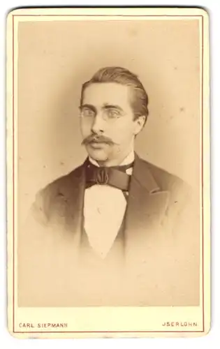 Fotografie Carl Siepmann, Iserlohn, Nord-Strasse 1170, Junger Mann mit Brille und Schnurrbart