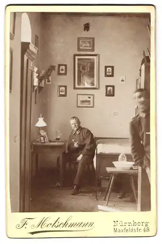 Fotografie F. Motschmann, Nürnberg, Maxfeldstrasse 48, Uffz. in Uniform mit Pfeife nebst Bierglas und Teleskop