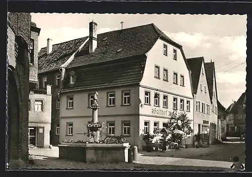 AK Mainbernheim über Kitzingen, Gasthof zum Falken mit Brunnen und Strasse